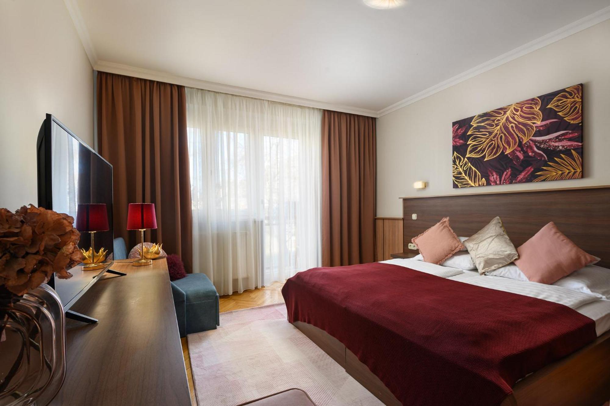 Szilfa Etterem Mariann Apartman Hajdúszoboszló Exteriör bild