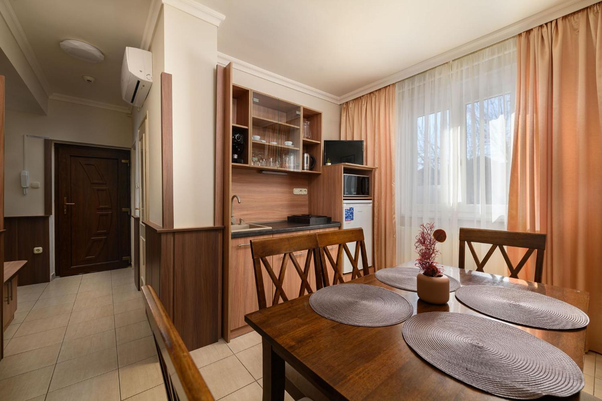 Szilfa Etterem Mariann Apartman Hajdúszoboszló Exteriör bild