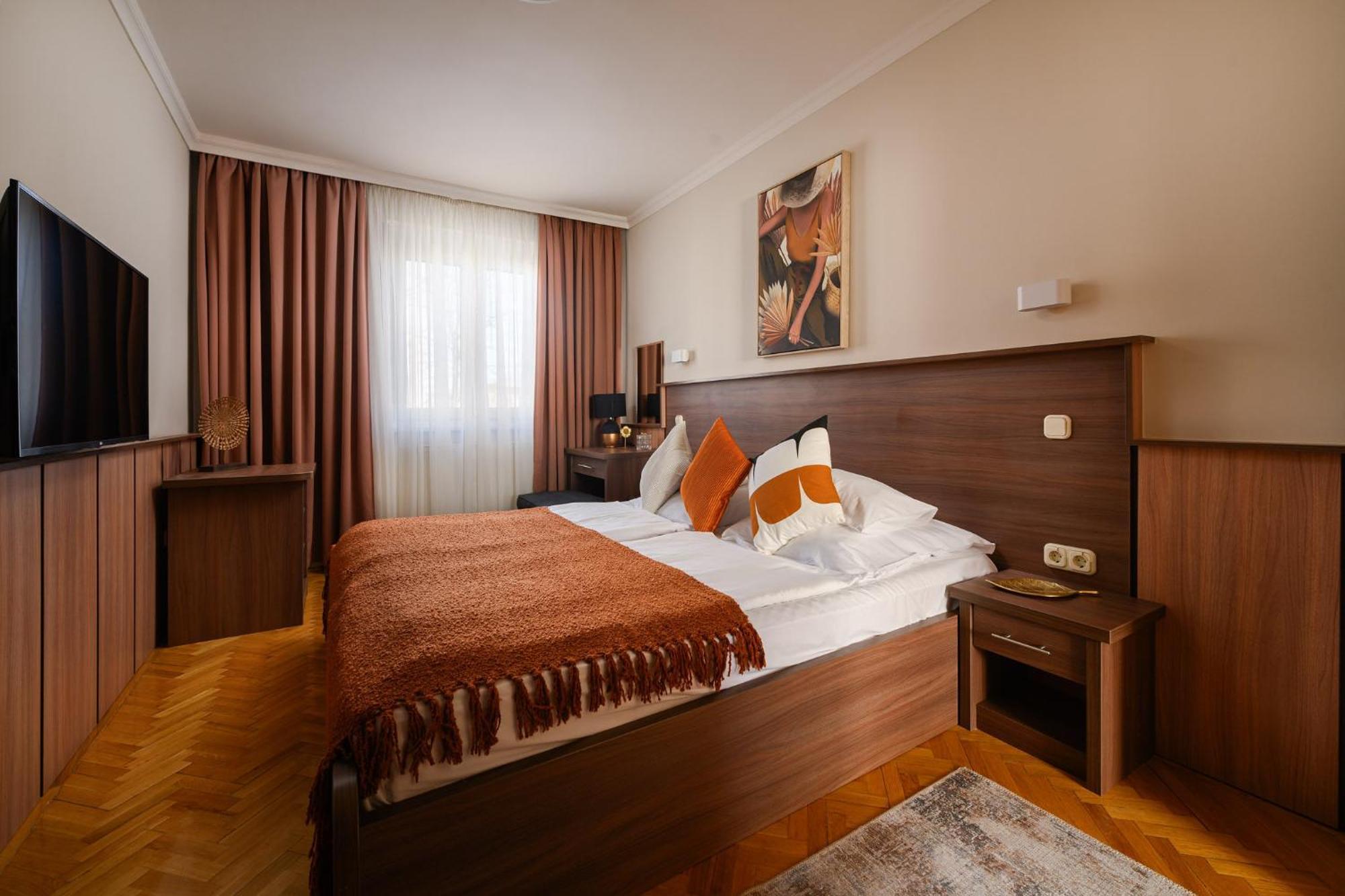 Szilfa Etterem Mariann Apartman Hajdúszoboszló Exteriör bild